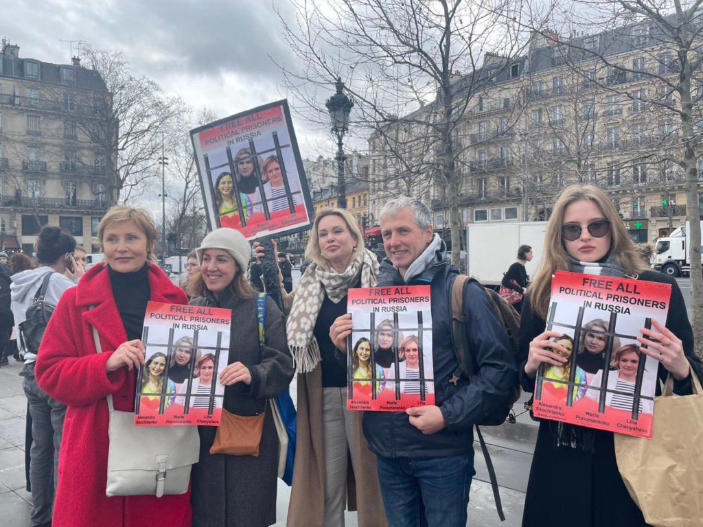 Жанна Агалакова и Марина Овсянникова на акции в поддержку политзаключенных в Париже