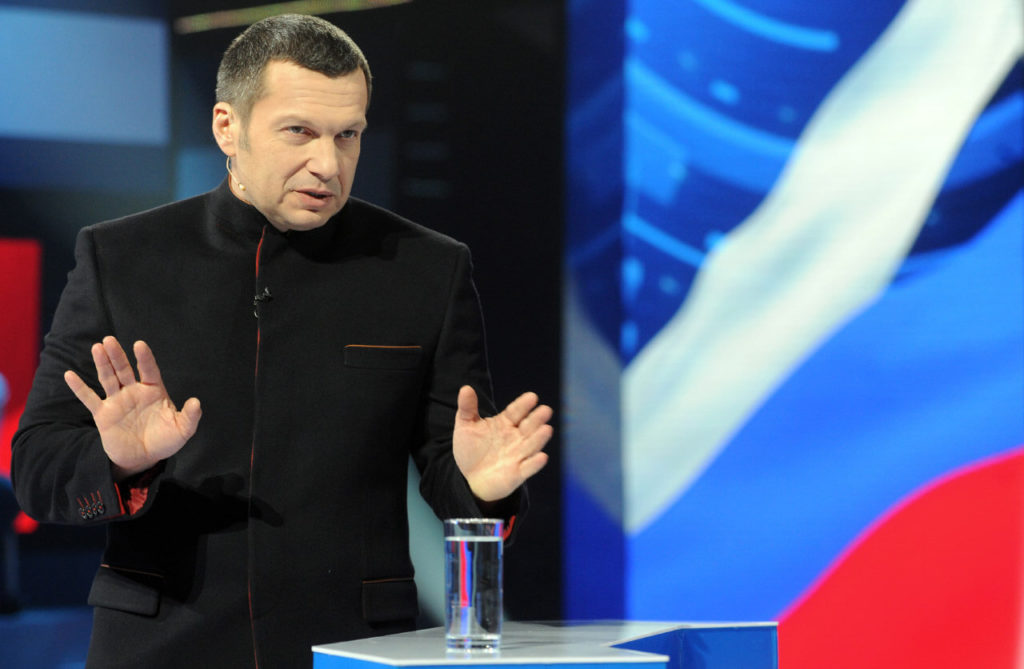  Соловьев во время дебатов между Владимиром Жириновским и Михаилом Прохоровым перед президентскими выборами — их тож модерировал ведущий. 28 декабря 2012 года.
