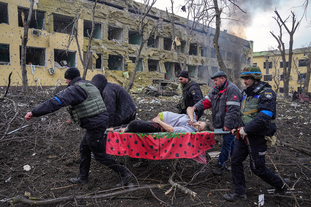 Премию World Press Photo получил украинский фотограф Евгений Малолетка. На  его фотографии — женщина, попавшая под обстрел роддома в Мариуполе – «Холод»