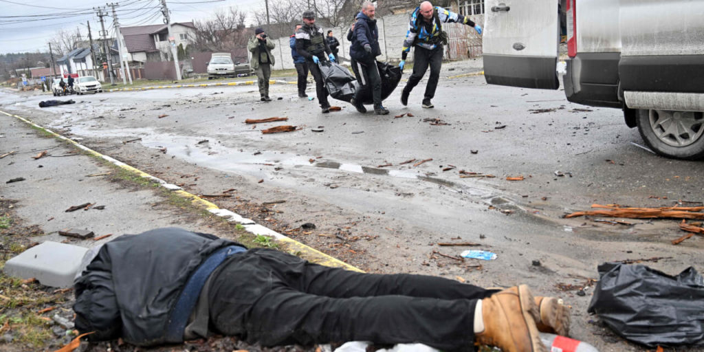 Коммунальные службы убирают с улиц трупы убитых мирных в Буче
