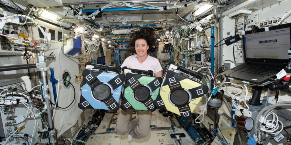 Астронавтка NASA Меган МакАртур вместе с роботами Astrobee на Международной космической станции
