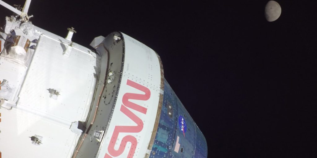 Космический корабль Орион на фоне Луны в ноябре 2022 года
