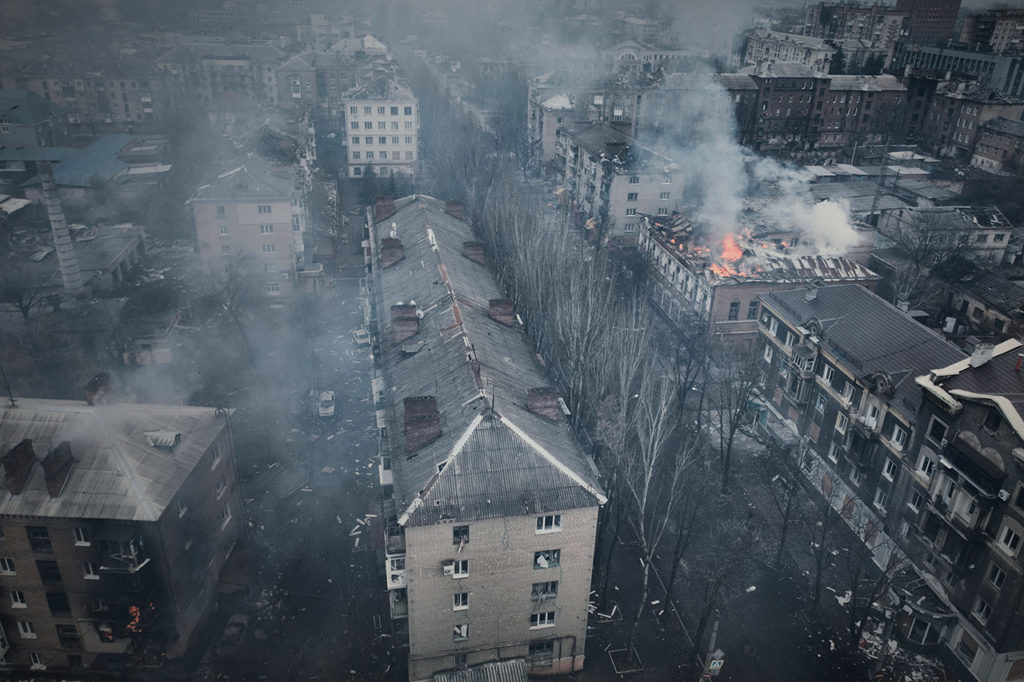 Битва за Донбасс. Бои в Бахмуте, дым над горящими зданиями