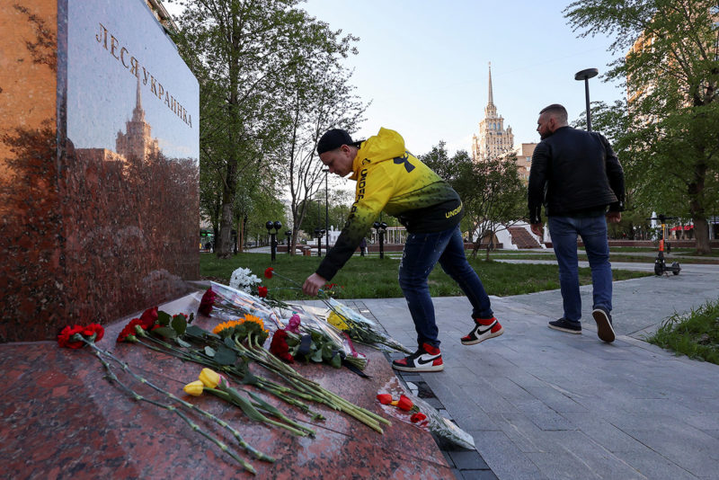 Россияне возлагают цветы к памятнику, после того как случился обстрел в Умани