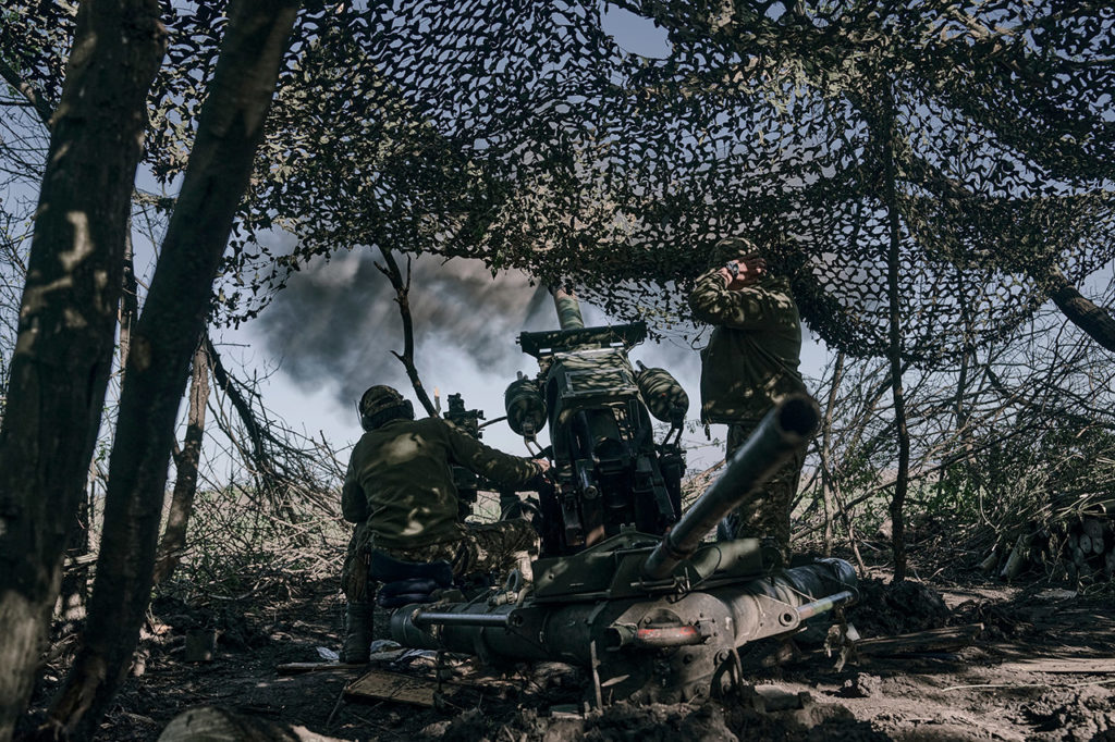 Артиллерия обстреливает с позиции. Иллюстрация: Контрнаступление Украины