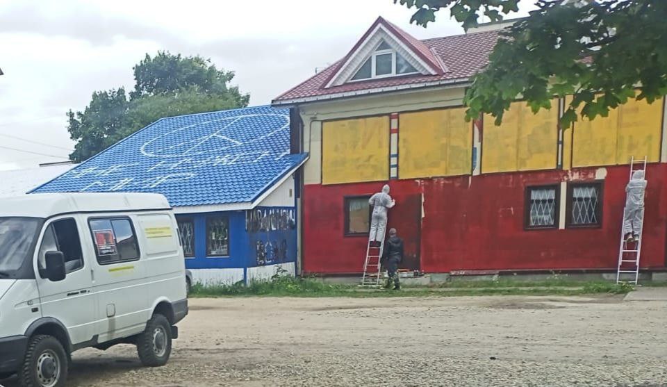 В Ленинградской области неизвестные закрасили фасад магазина, который его владелец исписал антивоенными лозунгами