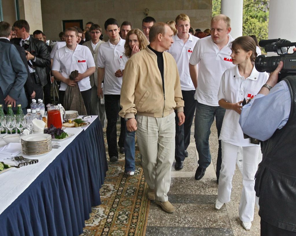 Владимир Путин встречается с активистами «Наших» в своей резиденции, 18 мая 2006 года. Роберт Шлегель — справа от Путина чуть позади