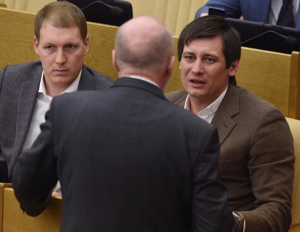 Роберт Шлегель и Дмитрий Гудков на заседани Госдумы, 22 апреля 2015 года