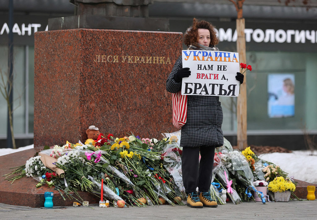 Стихийный мемориал у памятника Лесе Украинке в Москве