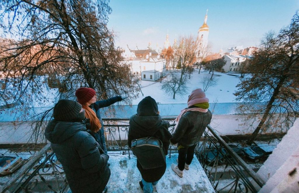 Рома Зверь и Лара Агапова на экскурсии в зимнем Киеве