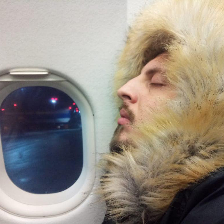 Сергей Маркелов спит в самолете