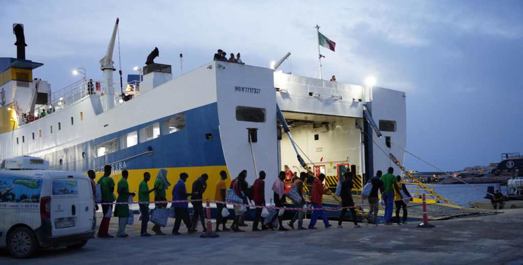 В Европе миграционный кризис? Мигранты ждут посадки на корабль, чтобы отправиться в другие города Италии, 18 сентября 2023 года