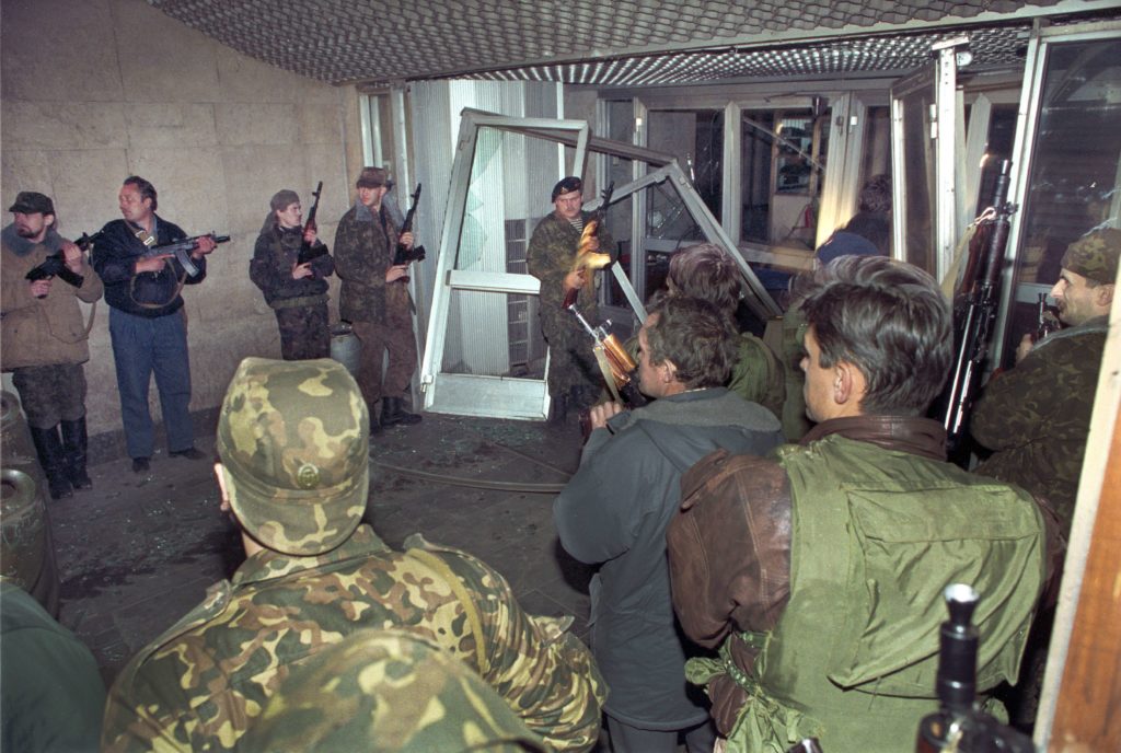«Останкино» перед штурмом: сейчас в эти двери въедет грузовик «Урал» — и начнется стрельба. 3 октября. События сентября — октября 1993 года 
