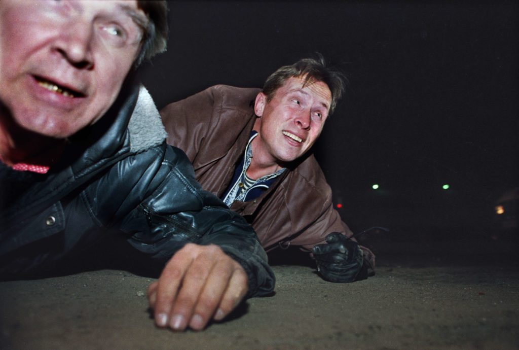 Собравшиеся у «Останкино» люди пытаются укрыться от стрельбы. События сентября — октября 1993 года 
