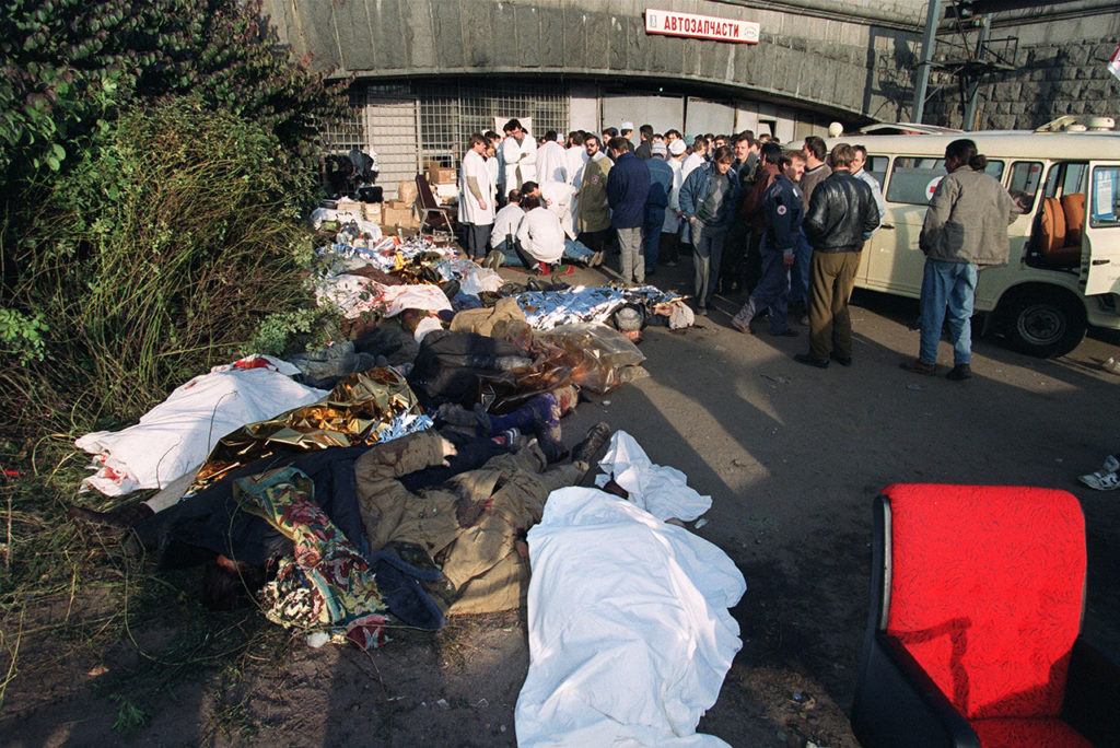 Тела людей, убитых в Белом доме, после штурма вынесли на улицу и положили возле здания. 4 октября 1993 года.
События сентября — октября 1993 года