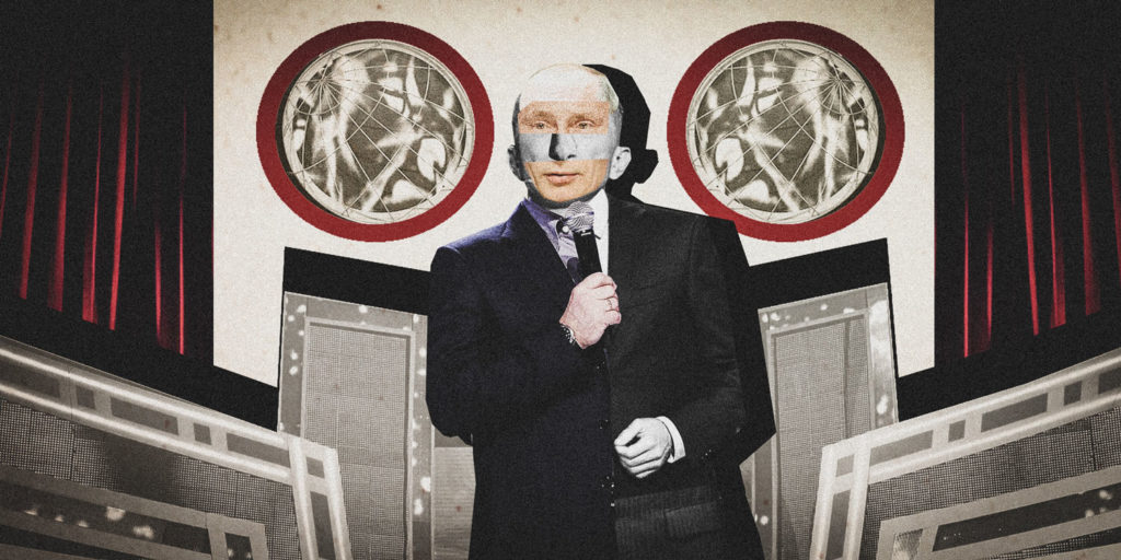 Иллюстрация: Двойники Путина. двойник на сцене с микрофоном