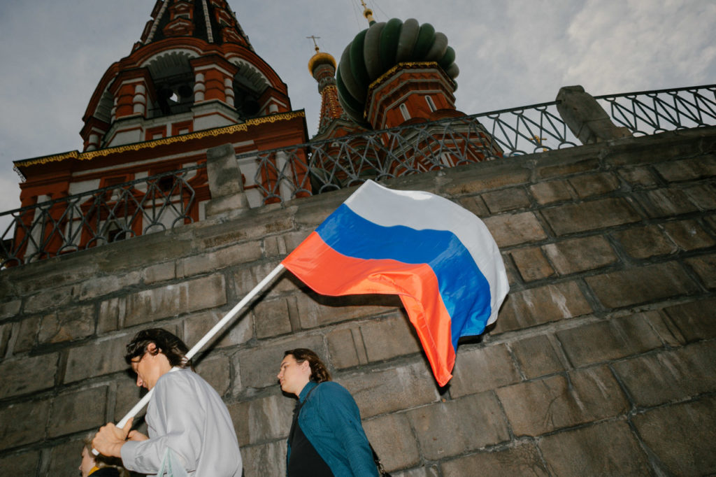 Люди с российским флагом на Красной площади