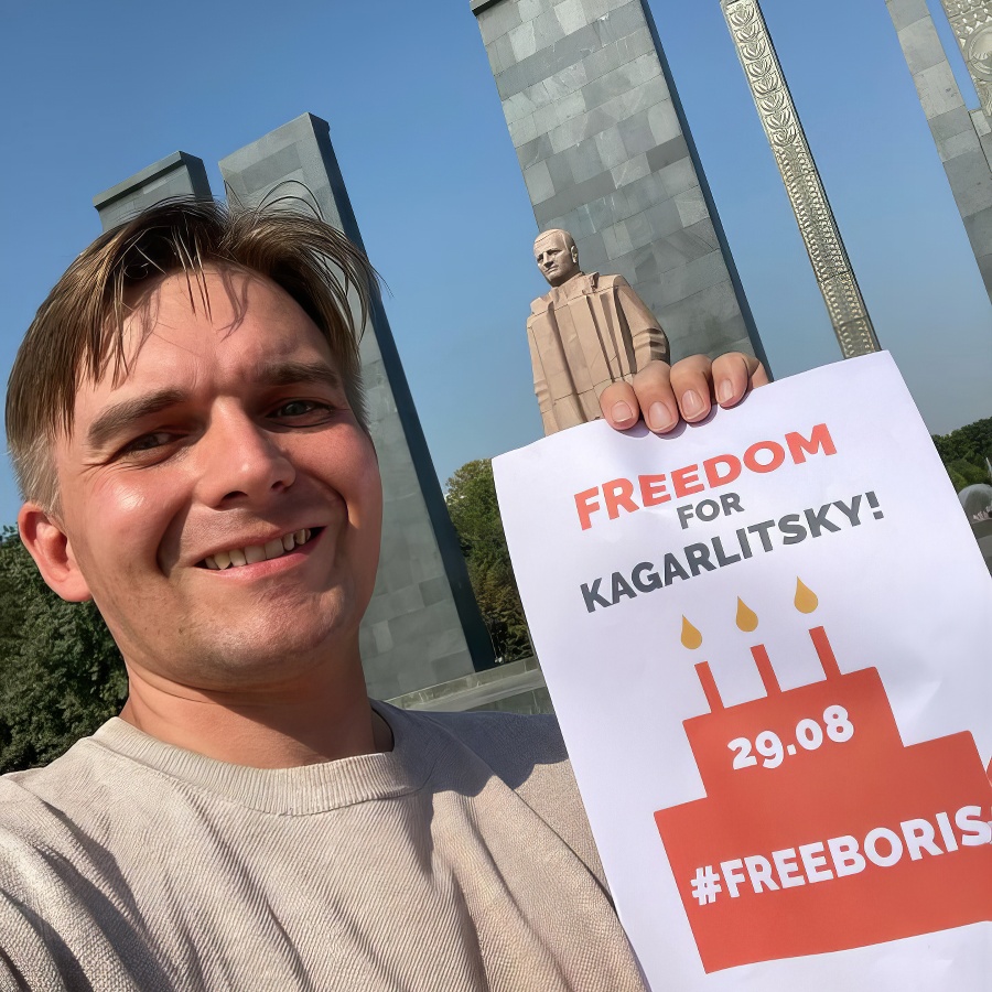 Герой интервью на пикете в поддержку Бориса Кагарлицкого в Ереване