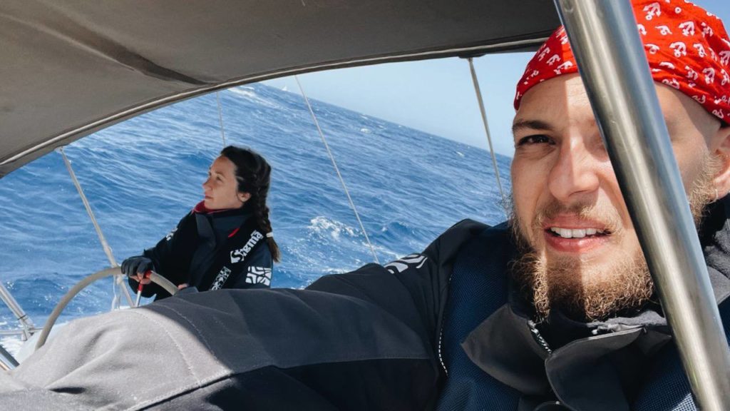 Арсений Веснин с женой на лодке в море