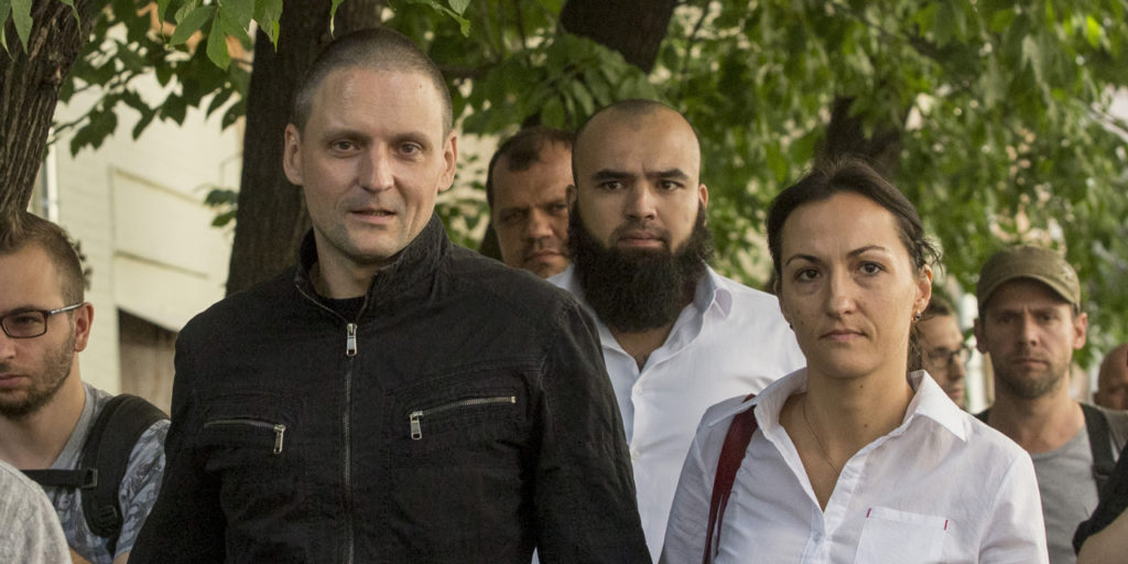 Сергей Удальцов (слева) и его жена Анастасия Удальцова (справа) перед первой пресс-конференцией после освобождения из тюрьмы в Москве в августе 2017