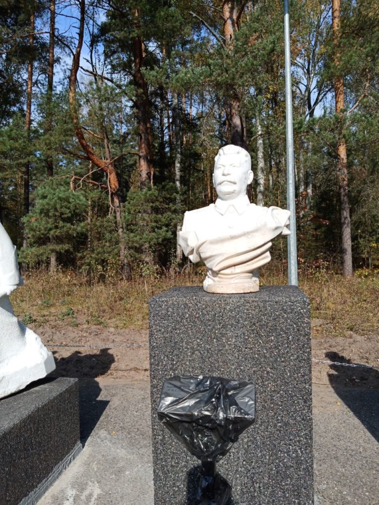 На территории комплекса памяти жертв политических репрессий в Тверской области установили бюст Сталина