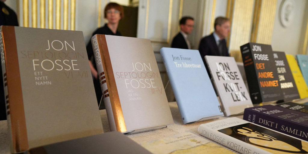 Книги Юна Фоссе на прилавках магазина. Юн Фоссе получил Нобелевскую премию по литературе