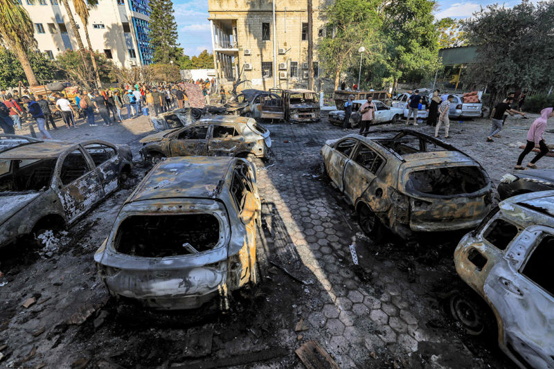 Удар по больнице Аль-Ахли в Газе. Сгоревшие машины на улице