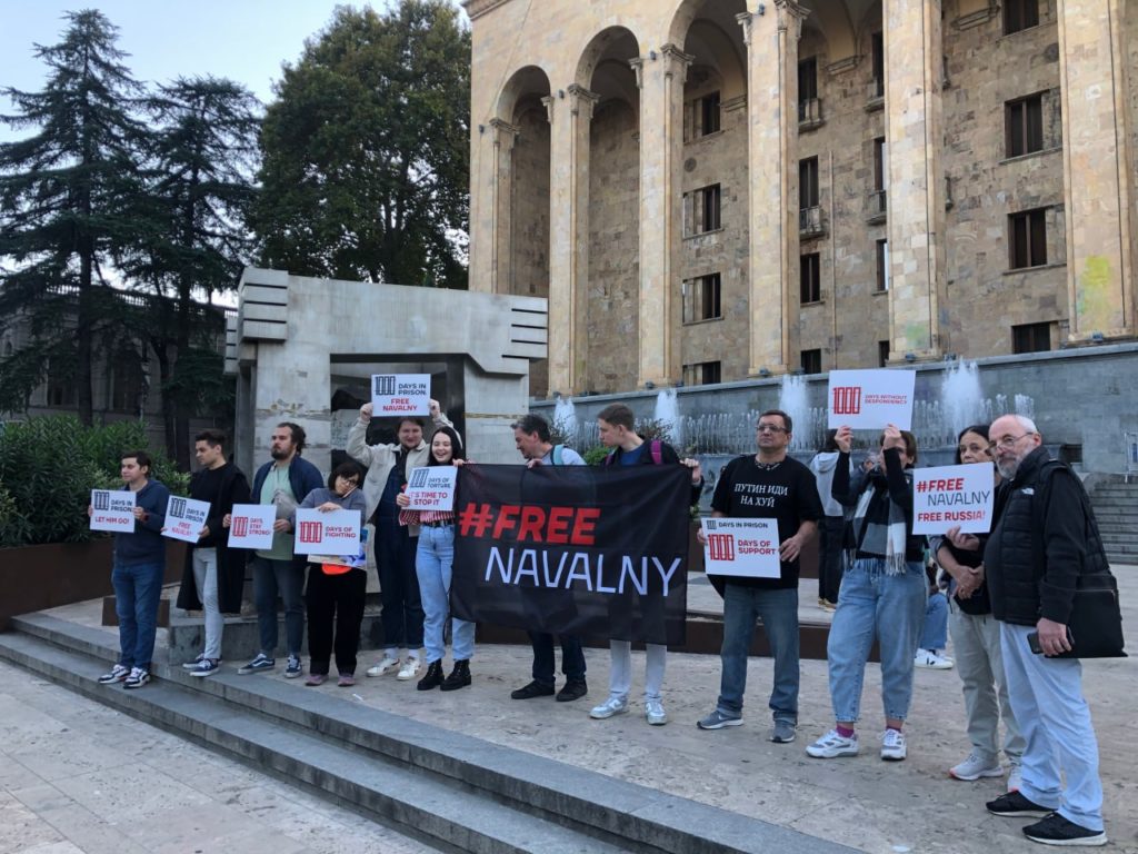 Алексей Навальный находится в заключении уже 1000 дней. В разных странах прошли акции в его поддержку