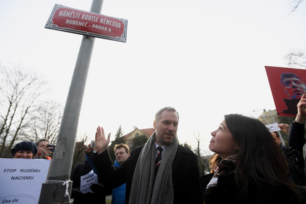 Жанна Немцова с мэром Праги на переименовании площади в честь ее отца
