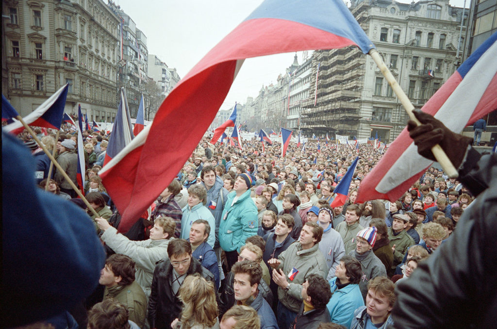 Прага во время «Бархатной революции», бескровно свергнувшей власть коммунистической партии. Галина Старовойтова, люстрации