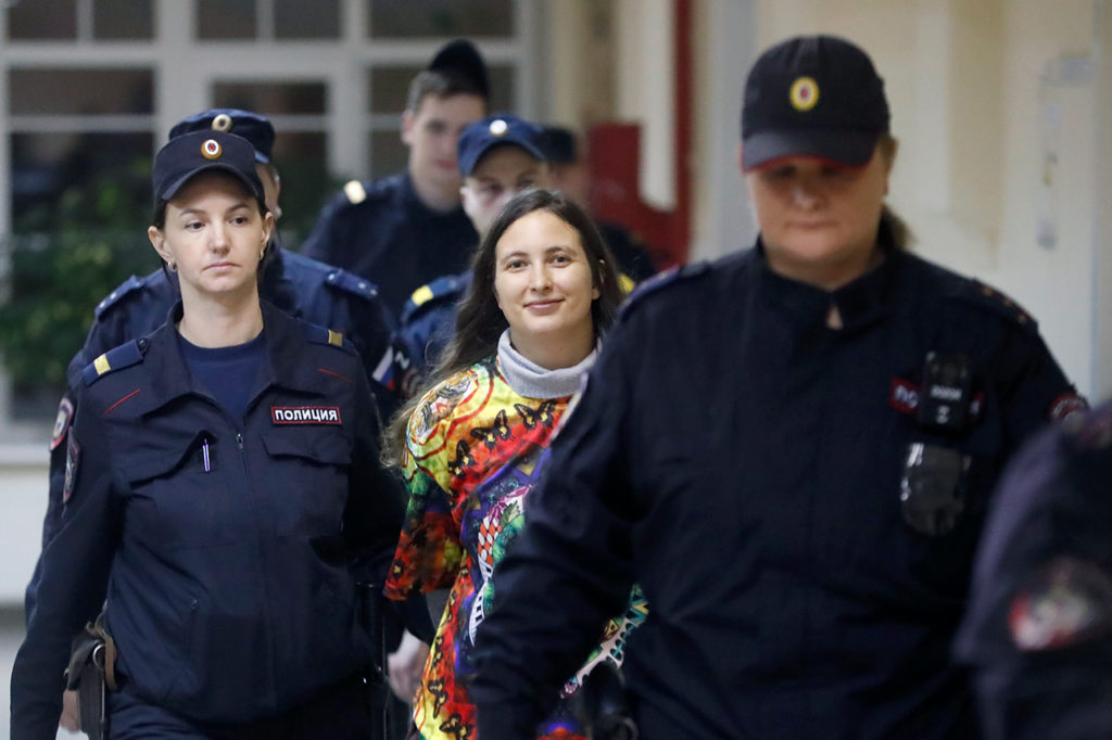Права человека в России. Саша Скочиленко в сопровождении сотрудников полиции направляется в зал суда, 13 ноября 2023 года