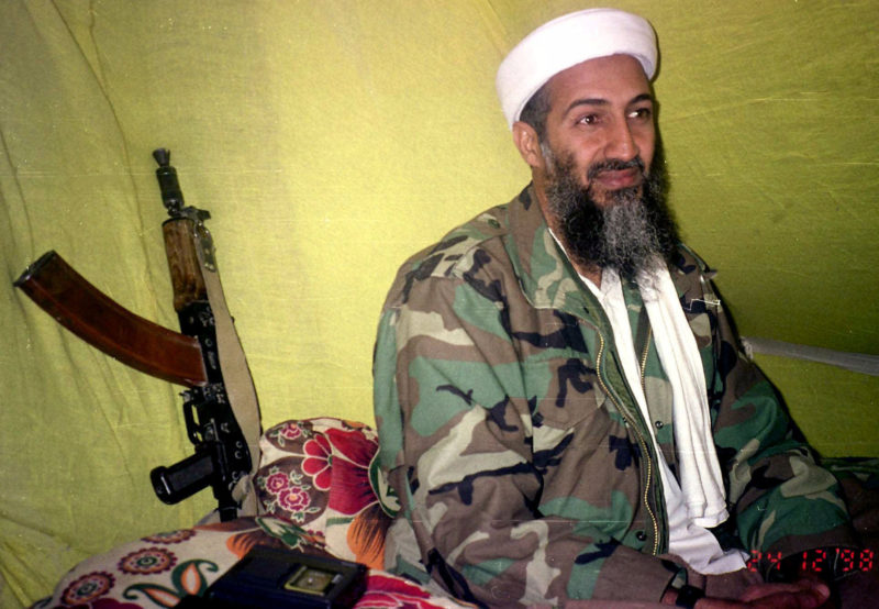 Усама бен Ладен, сзади — автомат. Как зумеры вспомнили его «Письмо Америке»