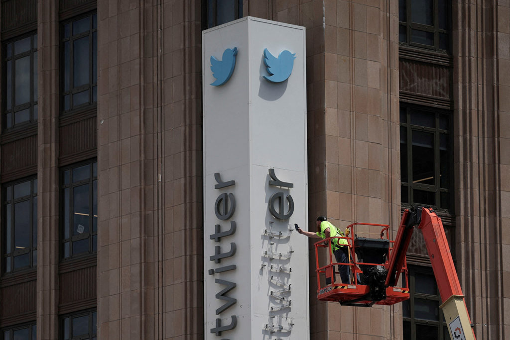 Илон Маск превратил Twitter в X. Рабочий демонтирует вывеску Twitter на здании штаб-квартиры компании в связи с тем, что Илон Маск переименовал Twitter в X в центре Сан-Франциско, 24 июля 2023 года
