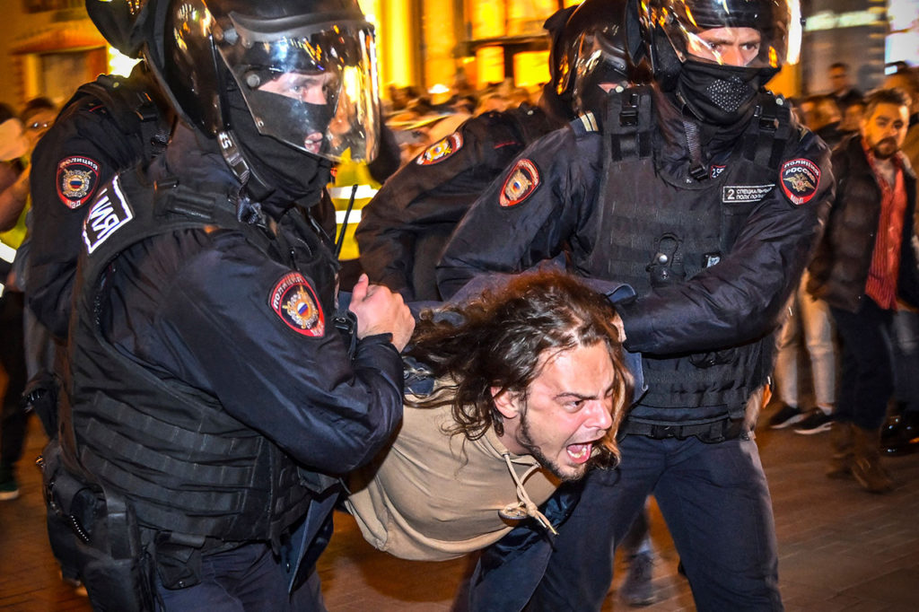 Сотрудники полиции в Москве задерживают мужчину после призывов к протесту против частичной мобилизации. Права человека в России
