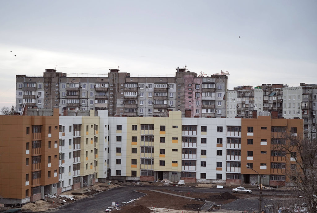Вид на строящийся жилой дом на улице Куприна в Мариуполе. Кому достаются квартиры в Мариуполе?