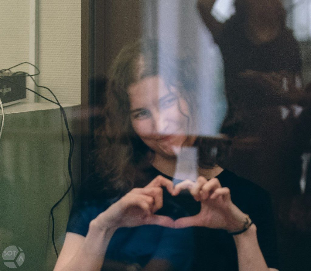 Анна Архипова показывает сердечко руками из аквариума. Письма политзаключенным