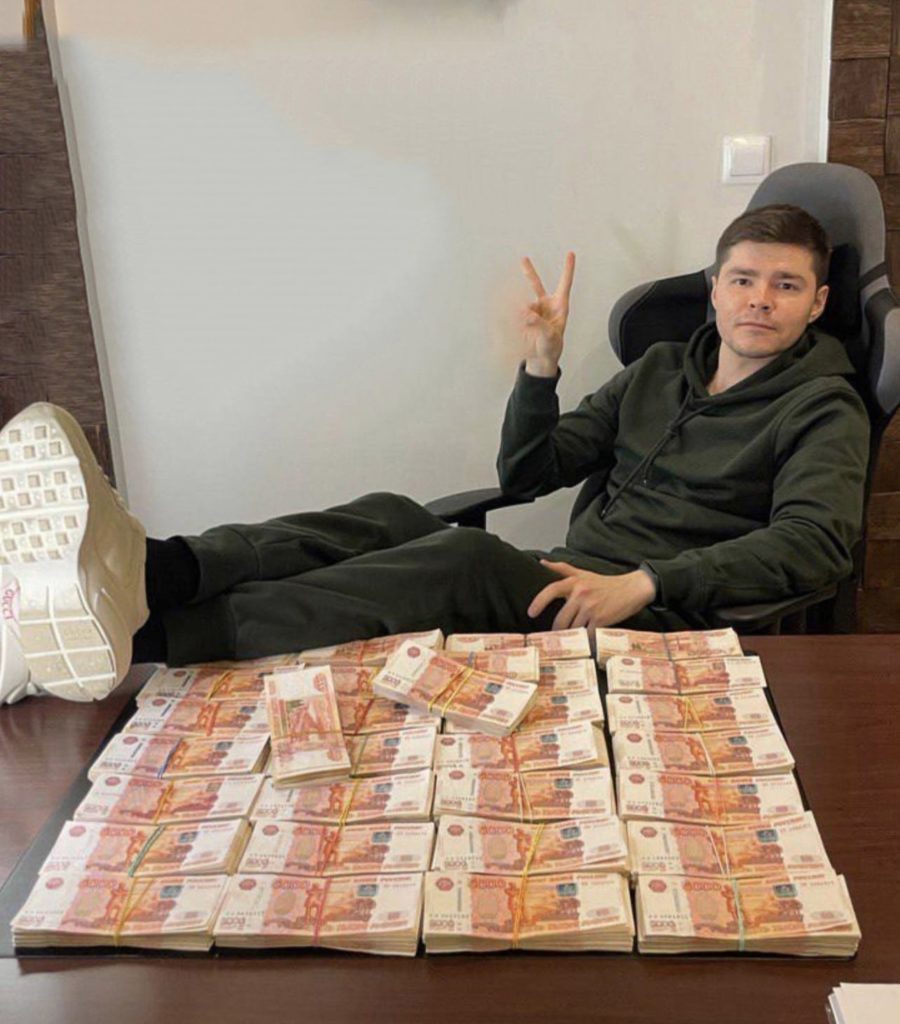 Аяз Шабутдинов и много пятитысячных купюр на столе