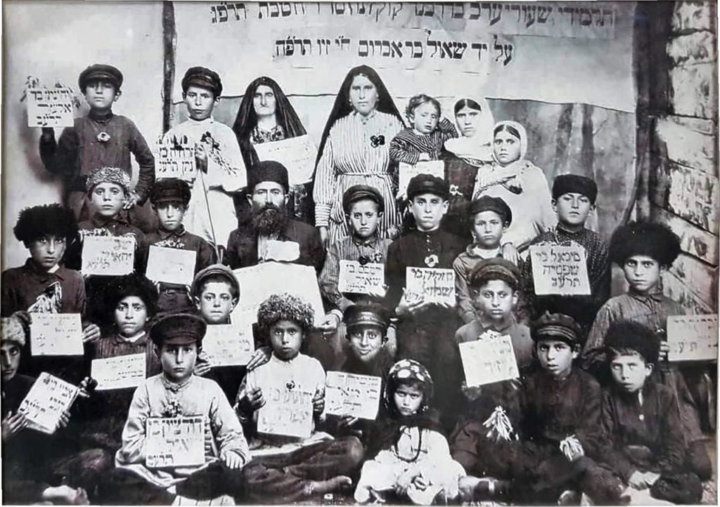 Еврейский погром в Дагестане. Вечерний класс в еврейской школе, основанной Шаулем Бар-Аврумом, Дербент, 1925 год. Фото: Wikimedia Commons