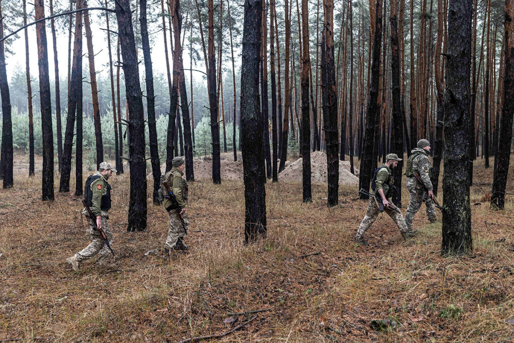 Украинские солдаты идут через лес в районе Харькова, 28 октября 2023 года. Война в Украине — война на истощение?