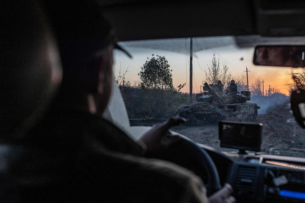 Украинские солдаты направляются в район Бахмута, 01 ноября 2023 года. Война в Украине — война на истощение?