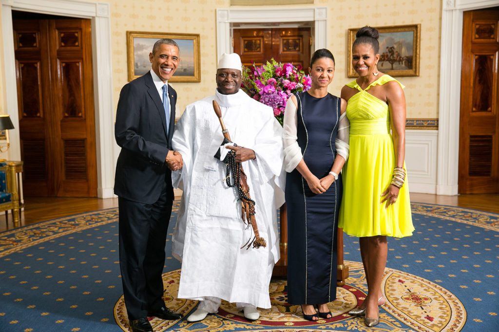 Яйя Джамме с Бараком Обамой. Август 2014 года. После возвращения из зарубежной поездки диктатор выпустил футболки, на которых была напечатана эта фотография. Как диктаторы себя чувствовали за год до потери власти