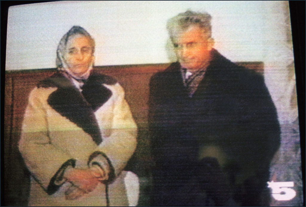На фото: Елена и Николае Чаушеску во время процесса над ними. 