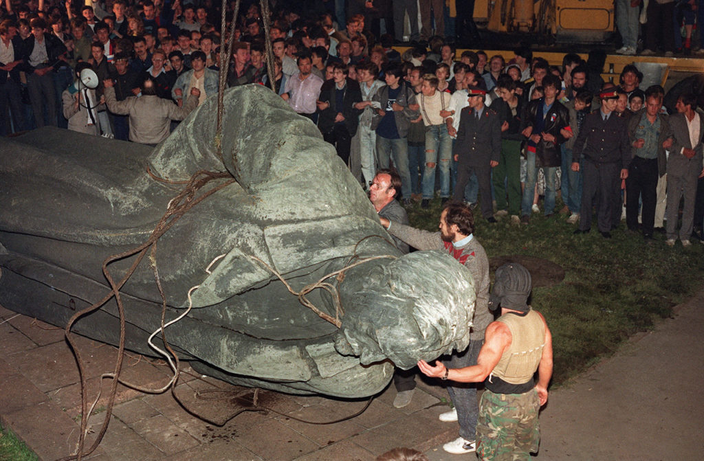 Митингующие у памятника Феликсу Дзержинскому на Лубянке, который только что сняли с постамента. 22 августа 1991 года