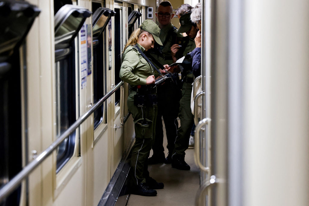 Паспортный контроль в поезде следующем во Львов. Россиян не пускают к родственникам в Украину.