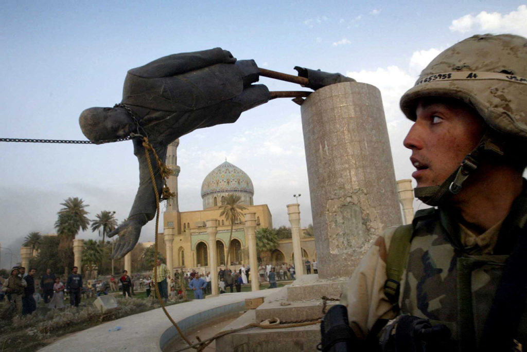 Разрушение статуи Саддама Хусейна в Багдаде. Апрель 2003 года.