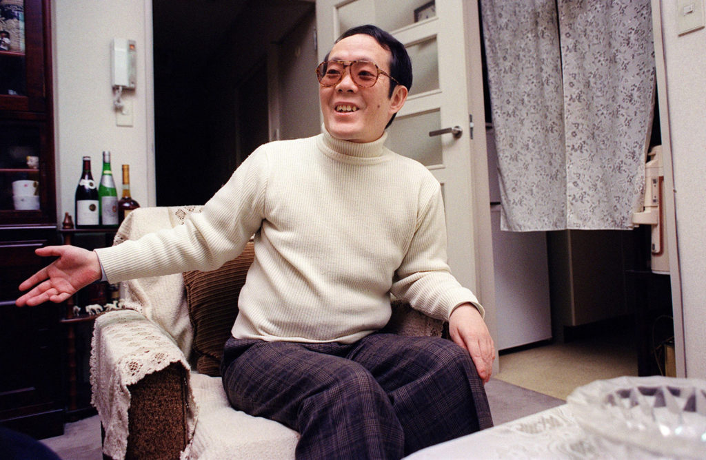 Иссэй Сагава улыбается и жестикулирует во время встречи с журналистом AFP в своей квартире в Иокогаме, 5 февраля 1992 г.