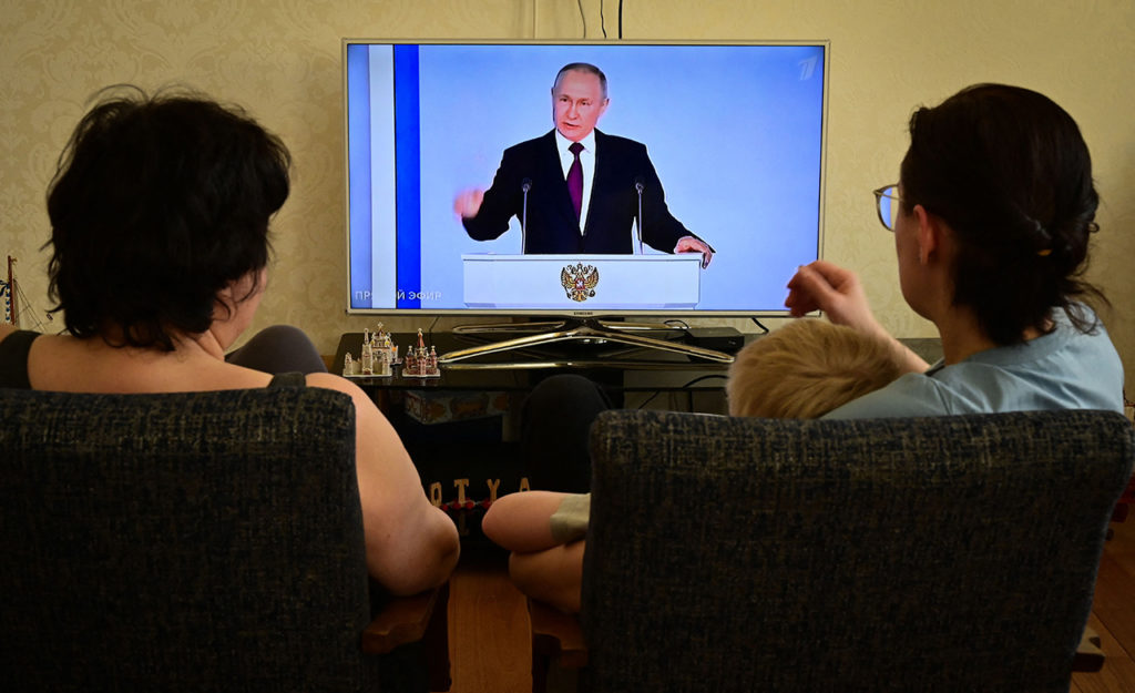 Владимир Путин в телевизоре на Первом канале. Рейтинг Путина