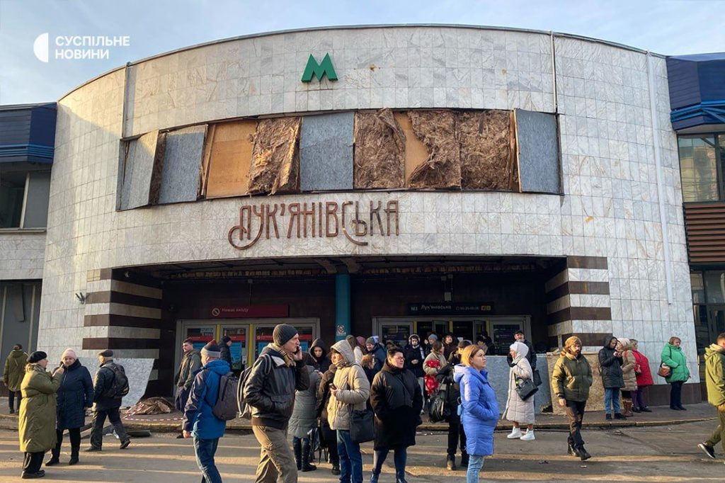 Станция метро Лукьяновская в Киев утром 29 декабря 2023 года. Самый массированный обстрел Украины за долгое время. 