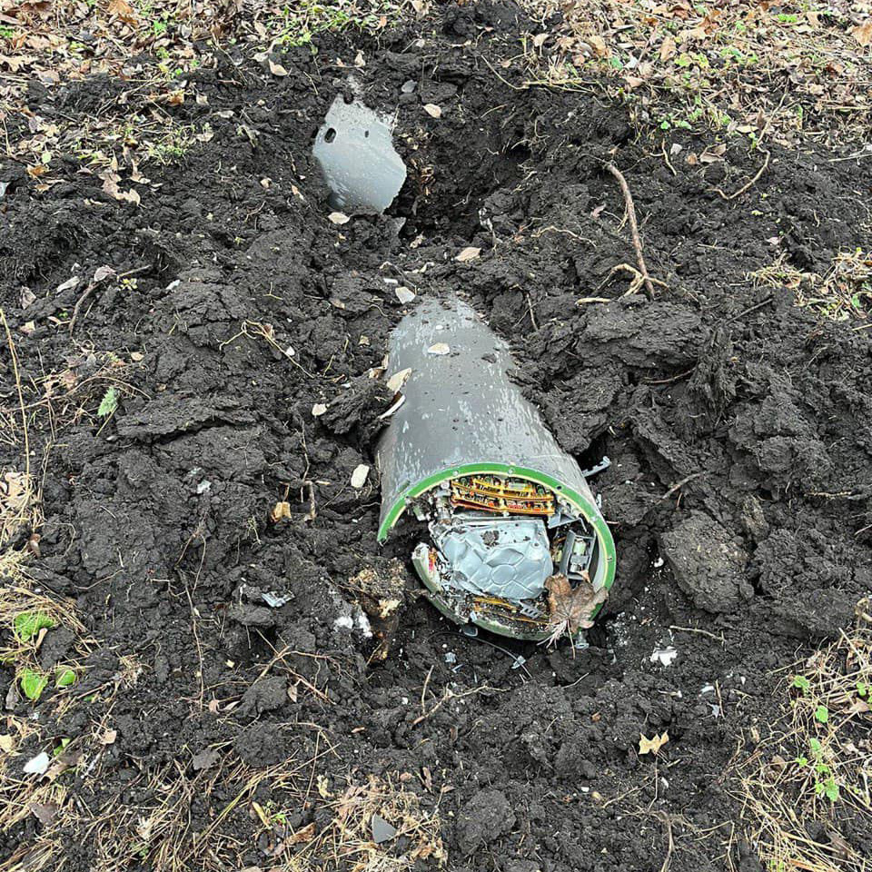 Обломки неразорвавшейся ракеты в одном из парков Харькова. 
