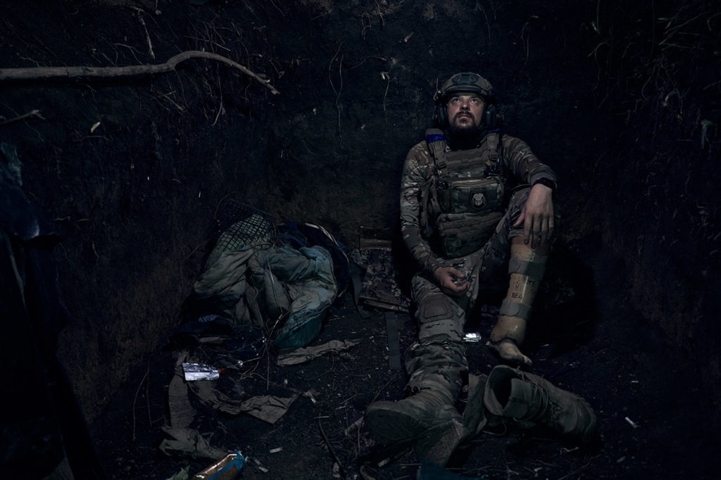 Украинский военный с протезом вместо ноги сидит в окопе. Главные события 2023 года.